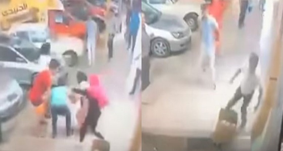 بالفيديو.. لحظة قتل شاب على يد حارس عقار أمام المارة