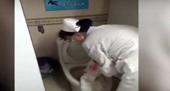 بالفيديو.. أم تتخلص من مولودها وتلقيه في المرحاض