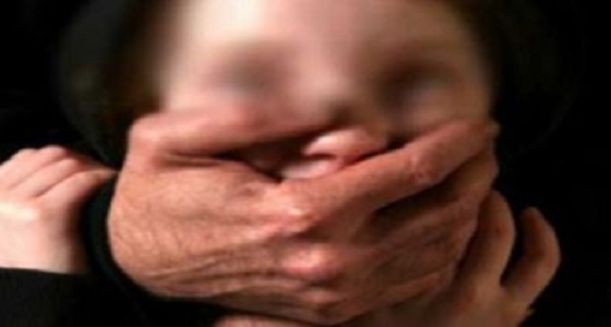 شاب يخطف فتاة ويساوم والدتها على دفع 100 ألف ليتزوجها بها