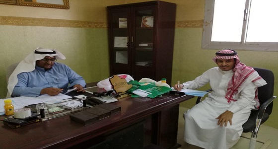 بالصور.. ” الروضة الابتدائية ” تستقبل أولياء الأمور والطلاب بالهدايا