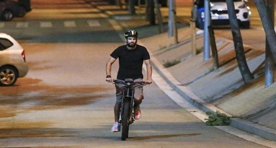 بالصور.. ” بيكيه ” يذهب إلى تدريبات ” برشلونة ” بدراجة