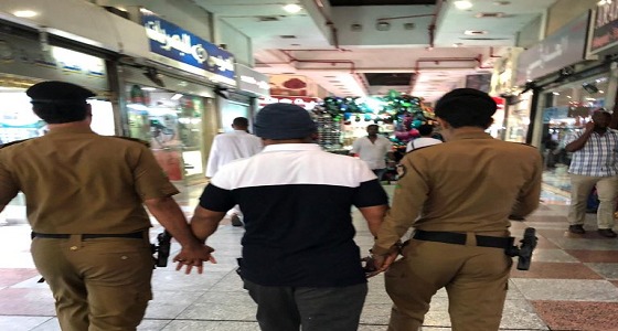 القبض على منتحل صفة مفتش تابع لـ العمل بجدة