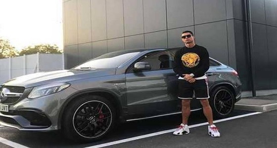 كريستيانو رونالدو يستعرض سيارته الفارهة