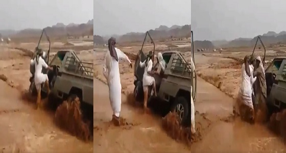 بالفيديو.. شباب ينقذون رجل من الانجراف بسيارته في مياه السيول غرب العلا