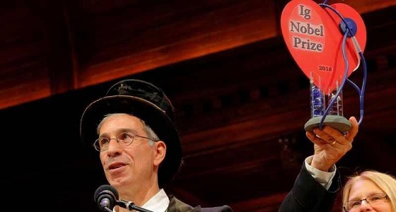 10 باحثين يفوزون بجائزة نوبل ” للحماقة “