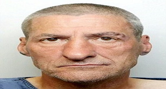 بالصور.. رجل يذبح امرأة ويعلق رأسها أعلى عصا مكنسة