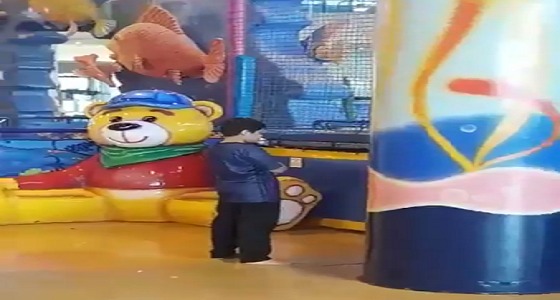 بالفيديو.. لقطة رائعة لطفل يترك اللعب وقت الصلاة