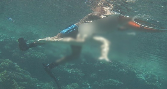 مدرب سباحة يتحرش بسائحة في البحر وغطاس يوثق الواقعة