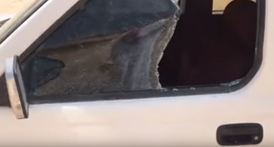 بالفيديو.. تحطم سيارة مواطن وسرقة محتوياتها بحفر الباطن
