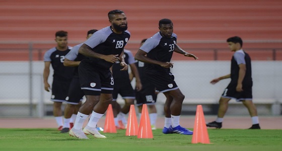 بالصور.. الشباب يواصل تدريباته المسائية