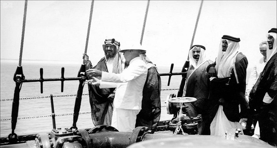 لقطات نادرة للملك عبدالعزيز أثناء تدشين أول ناقلة نفط إلى خارج المملكة