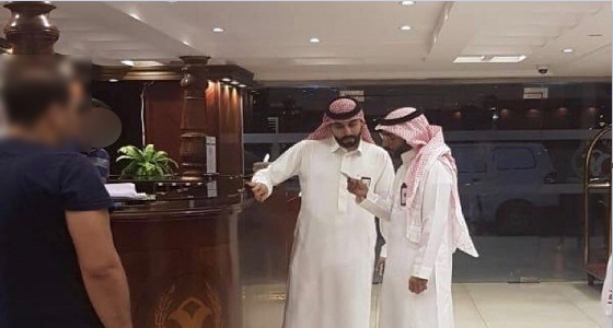 ” العمل ” تضبط وافدا ظهر في فيديو مسيء وتستدعي صاحب المنشأة بجدة