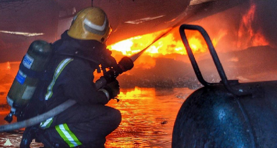 بالصور.. الدفاع المدني يخمد حريقا في مستوع أثاث بتبوك