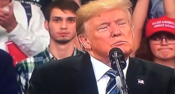 بالفيديو .. شاب يخطف الأضواء بتعبيرات وجهه الساخرة على خطاب ترامب