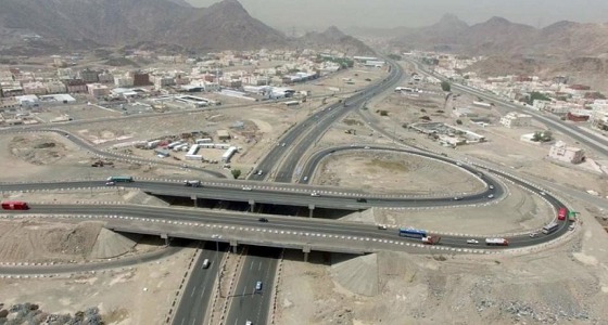 انقلاب شاحنة على الدائري الرابع بالعاصمة المقدسة