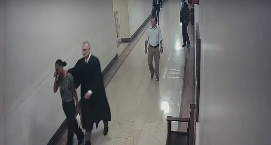 بالفيديو.. استقالة قاضي بعد وضع يده على امرأة بطريقة خاطئة