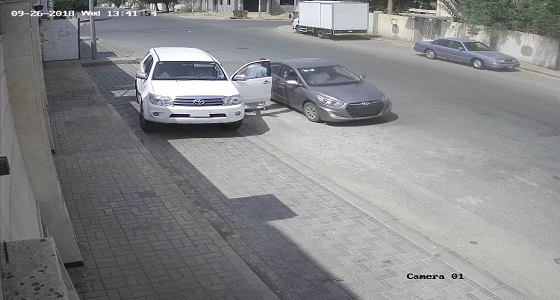 بالصور..القبض على قائد مركبة يمارس التفحيط أمام أحد المنازل بنجران