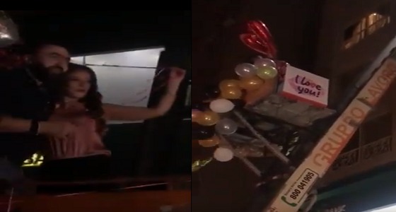 بالفيديو.. عريس يفاجئ عروسته ويأخذها من شباك غرفتها بـ &#8221; الونش &#8220;