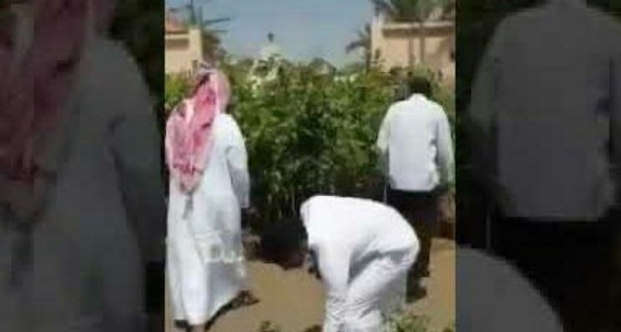بالفيديو.. مواطن يشجع المصلين على الزراعة أمام منازلهم في حائل بطريقة مثيرة