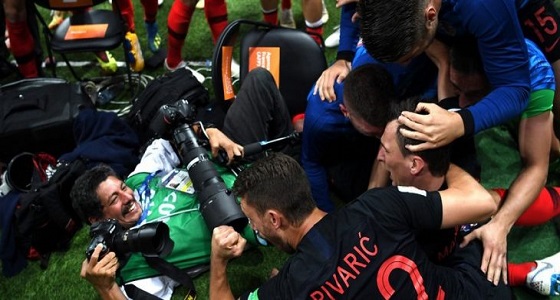 بالصور.. رئيسة كرواتيا تكرم المصور المكسيكي الذي دهسه اللاعبون في المونديال