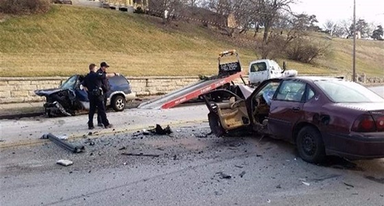 امرأة تحاول ركن سيارتها فتتلف 7 مركبات بالشارع