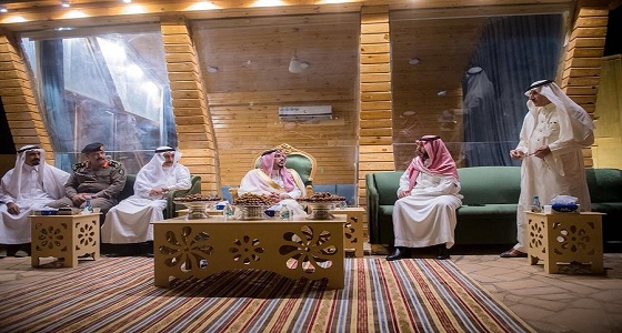 بالصور.. أمير القصيم يقدم واجب العزاء لأبناء الشاعر حجاب بن نحيت