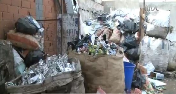 بالفيديو.. عصابات منظمة من المخالفين تنبش النفايات للتربح منها في جدة