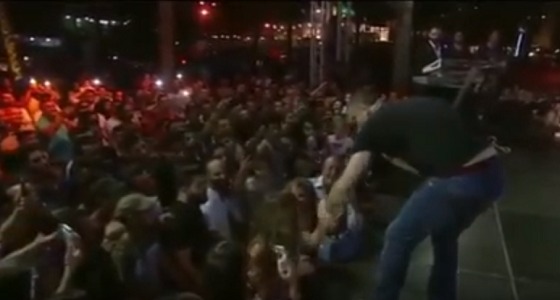 بالفيديو.. نجم لبناني شهير يعرض الزواج على حبيبته على المسرح