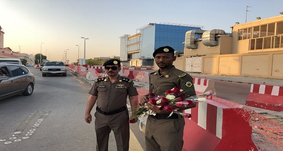 بالصور.. مرور الرياض يهدي الطلاب 5 ألاف وردة في أول يوم دراسي