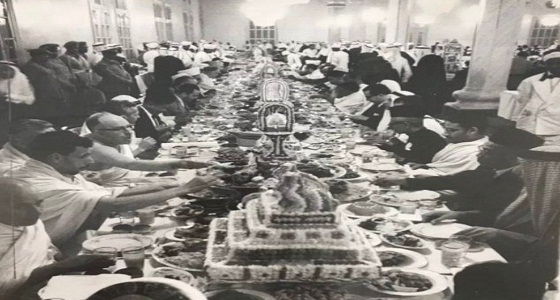 صورة نادرة لعشاء مُقام من الملك سعود لبعثات الحج قبل 56 عاما