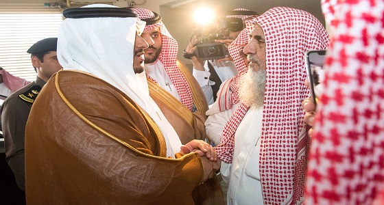 أمير الرياض بالنيابة ينقل تعازي القيادة لأسرة الشهيد المطيري