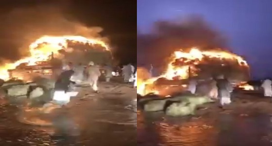 بالفيديو.. مواطنون يحاولون السيطرة على حريق شاحنة أصيبت بالعاصفة الرعدية