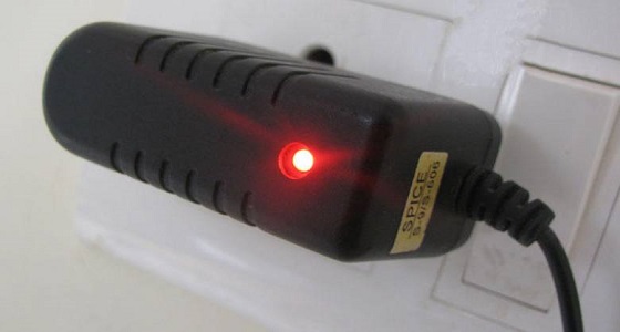 زوجان يعثران على كاميرا تجسس بسريرهما في الفندق أثناء قضاء إجازتهما