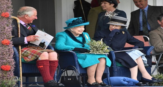 بالصور.. ابتسامة عريضة للملكة إليزابيث الثانية وتبادلها للمزاح مع ابنائها