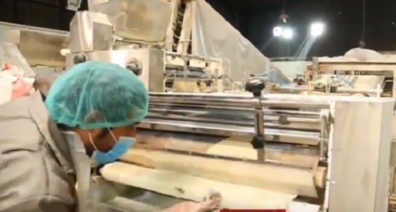 بالفيديو.. مواطن يكسر ثقافة العيب ويمتهن مهنة ” خباز “