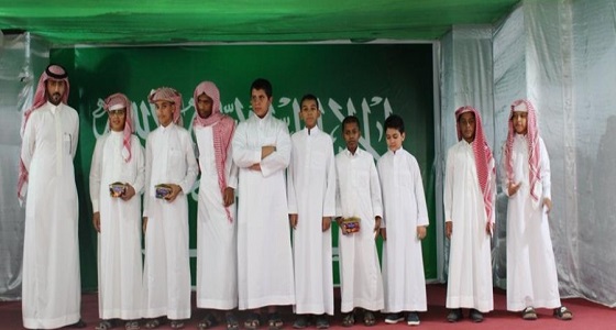 بالصور.. مدرسة بالأفلاج تقدم جوال هدية لأول طالب وصل باكرًا