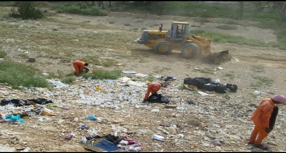 مكتب خدمات البلدية بمركز الحبيل يقوم بحملة تنظيف لطريق وادي ريم برجال ألمع