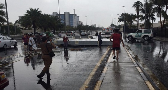 وفاة شخص و10 حالات ماس كهربائي إثر سقوط أمطار غزيرة بمكة المكرمة
