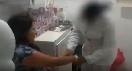 فتاة تخدع زوجها بأنها حامل باستخدم وسادة