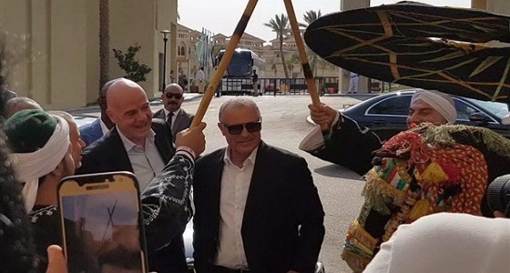 رئيس فيفا يصل إلى شرم الشيخ.. و &#8221; الطبل والمزمار &#8221; في استقباله