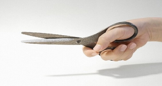 بعد زواجهما بـ 3 أيام فقط.. امرأة تتعدى على زوجها بالضرب والطعن بالمقص