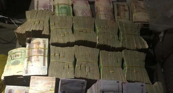 الإطاحة بـ 8 أشخاص بحوزتهم أموال مجهولة المصدر و250 قارورة مسكر بمكة
