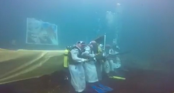 بالفيديو.. غواصون سعوديون يحتفلون باليوم الوطني في قاع البحر
