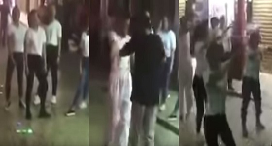 بالفيديو.. شباب وفتيات يرقصون معا بمكان عام في دولة عربية
