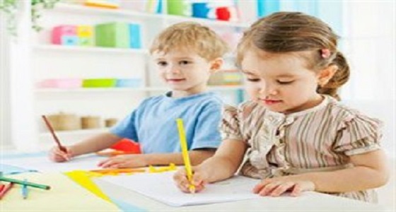 8 حيل تربوية لتحبيب طفلك في المذاكرة وأداء الواجبات