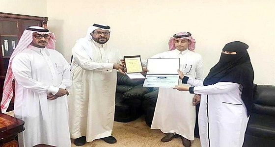 طبيبة وممرضتان يولدان مواطنة فاجأتها آلام الولادة بسيارة.. و ” وادي جازان ” يكرمهن