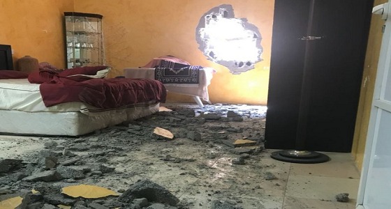 بالصور.. صخرة ضخمة تخترق جدار منزل بمحايل عسير