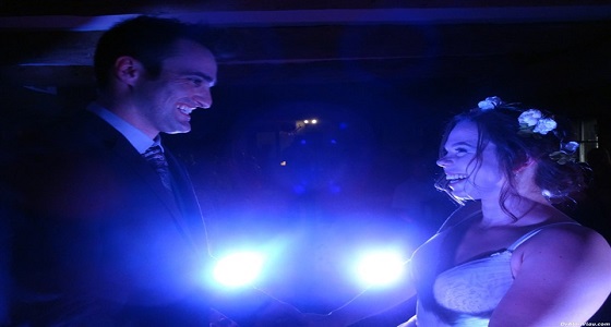بالصور.. انقطاع الكهرباء عن حفل زفاف يحوله لمشهد رومانسي