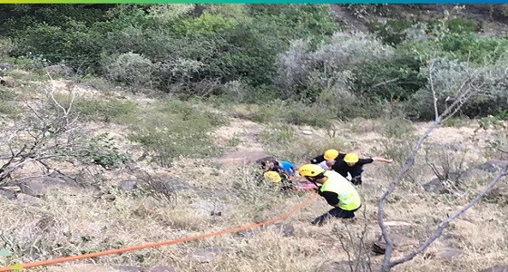 سقوط مواطن مسن في منطقة صخرية وعرة