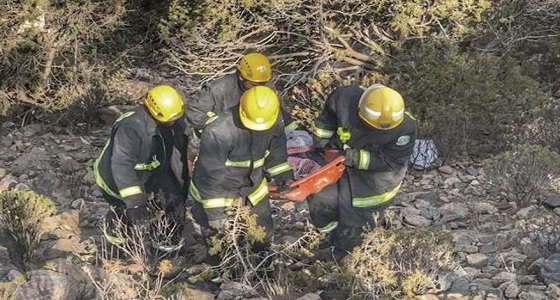 بالصور.. مصرع شخصين إثر سقوط مركبة بجبل &#8221; دكا &#8220;